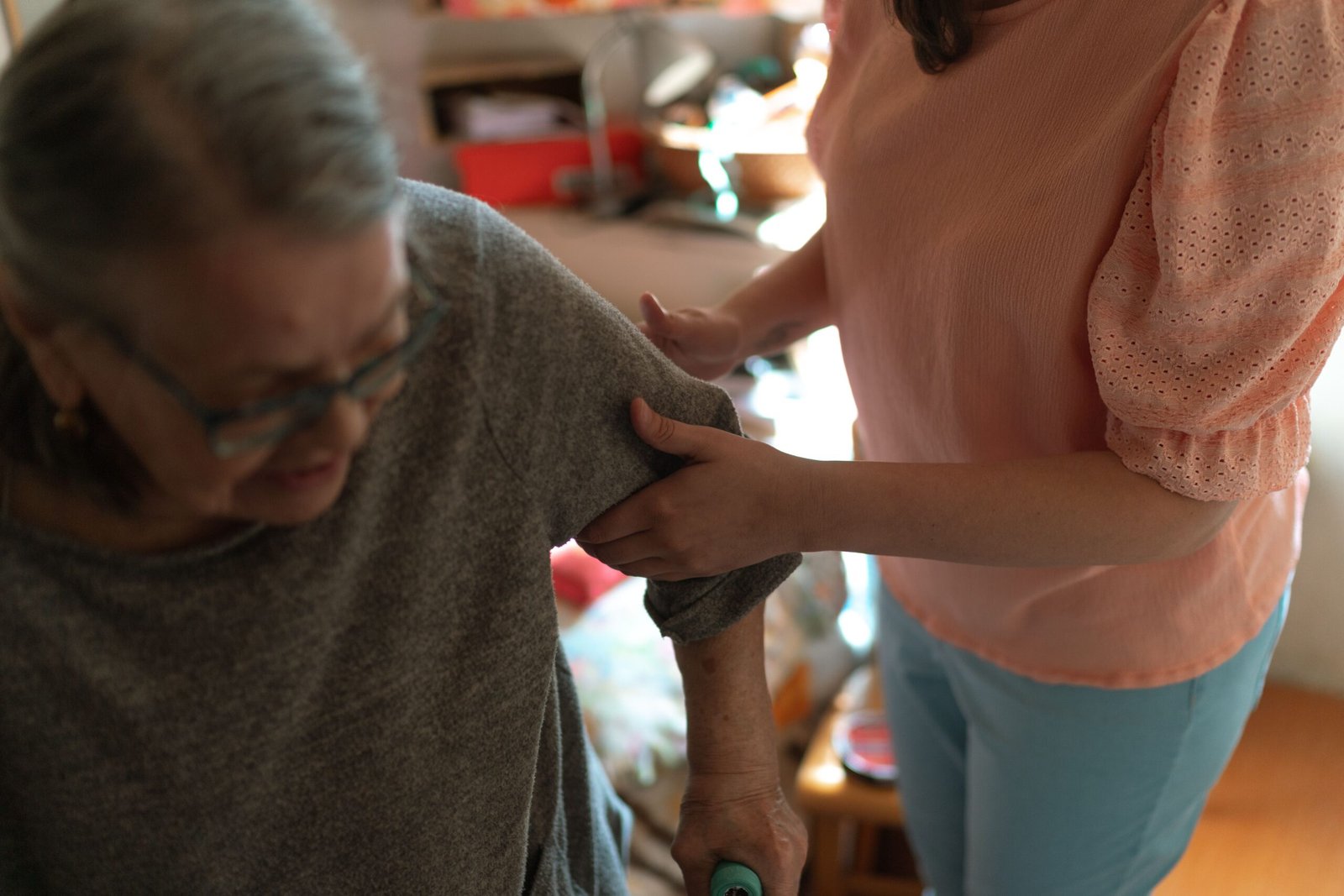 Adulta mayor en un espacio de acompañamiento y conversación terapéutica